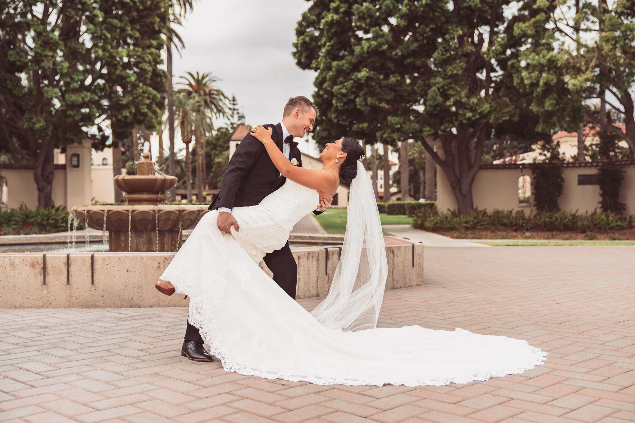 First dance kiss in the fog, black and white